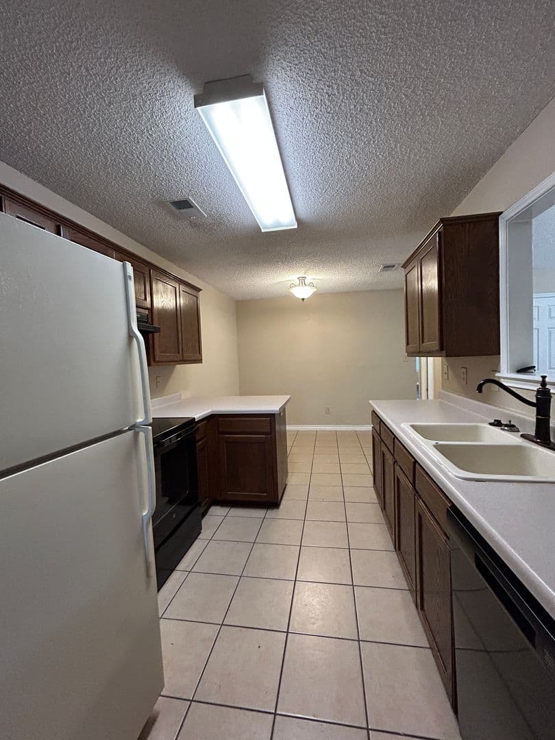 New Braunfels House: 1642 W County Line Rd