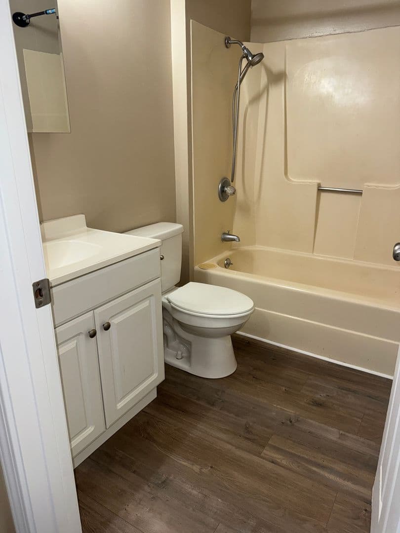 Bedford Apartment: 6th St. Apartments