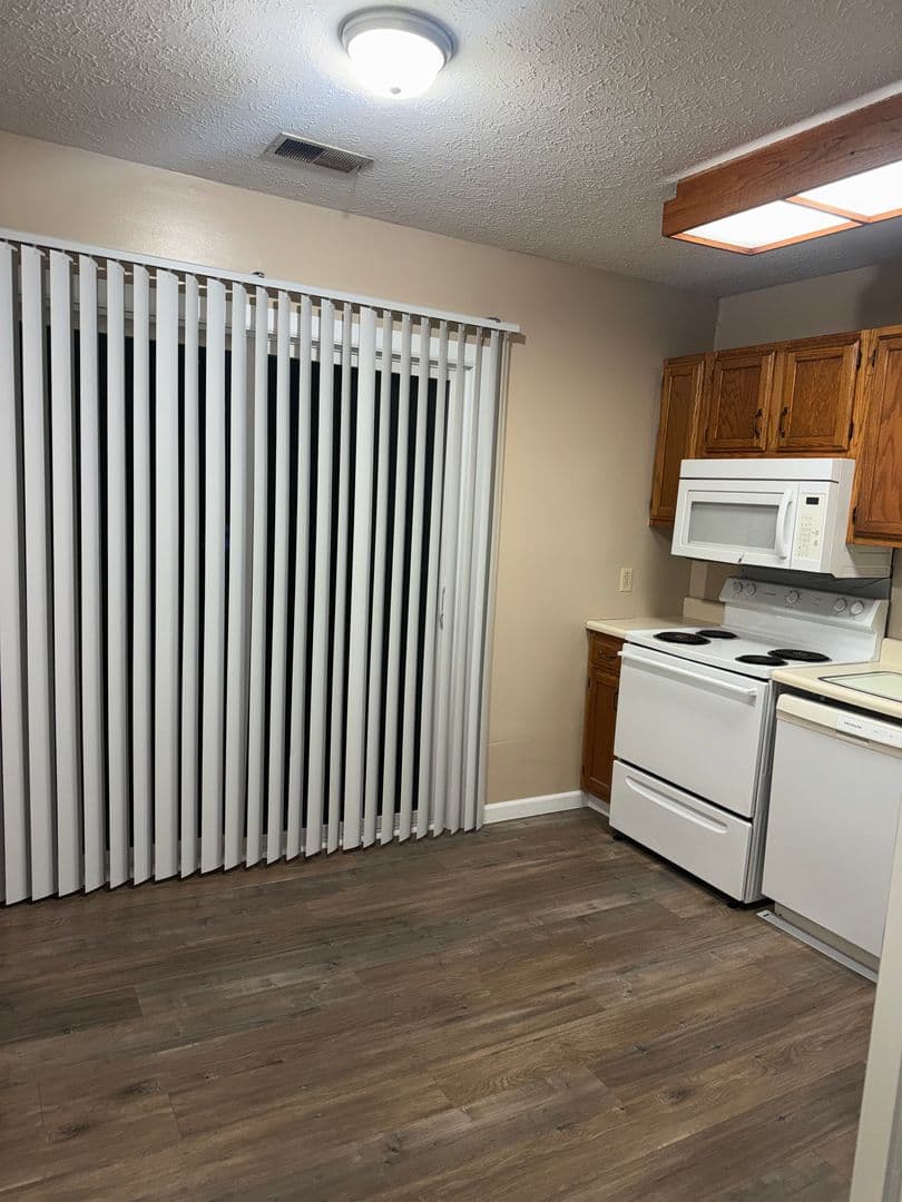 Bedford Apartment: 6th St. Apartments