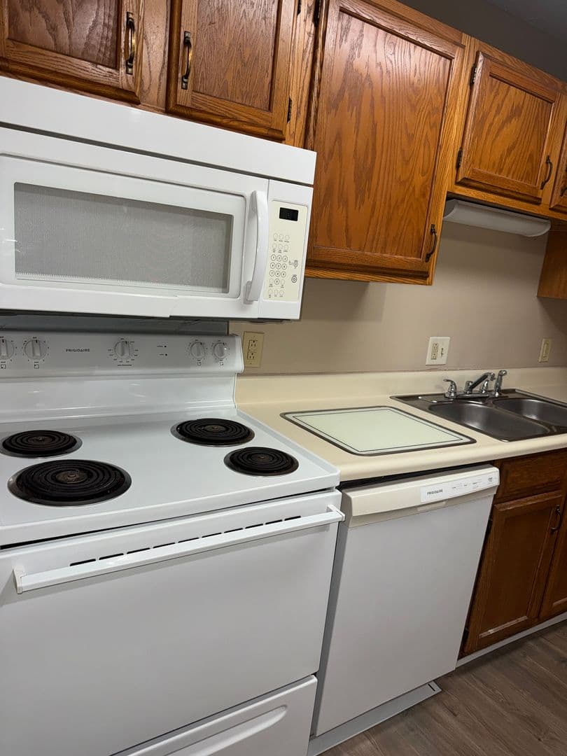 Bedford Apartment: 6th St. Apartments