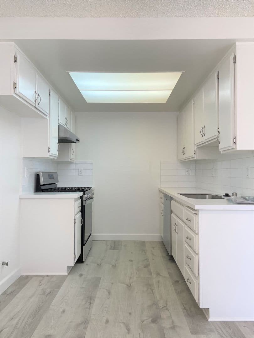 San Pedro Apartment: 1255 W 7th Street