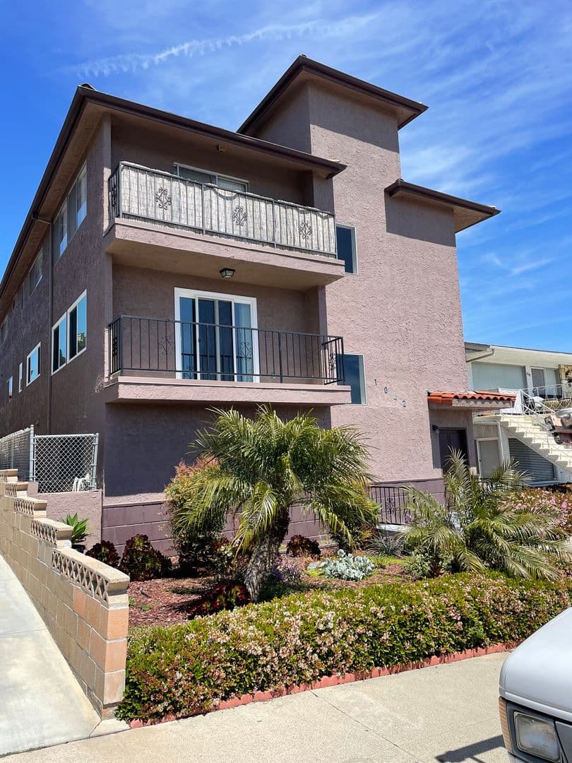 San Pedro Apartment: 1042 W. 9th Street