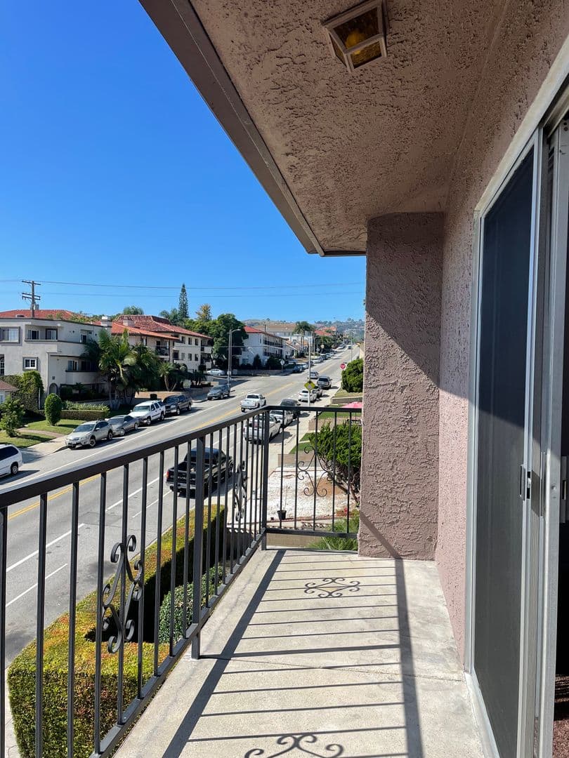 San Pedro Apartment: 1042 W. 9th Street