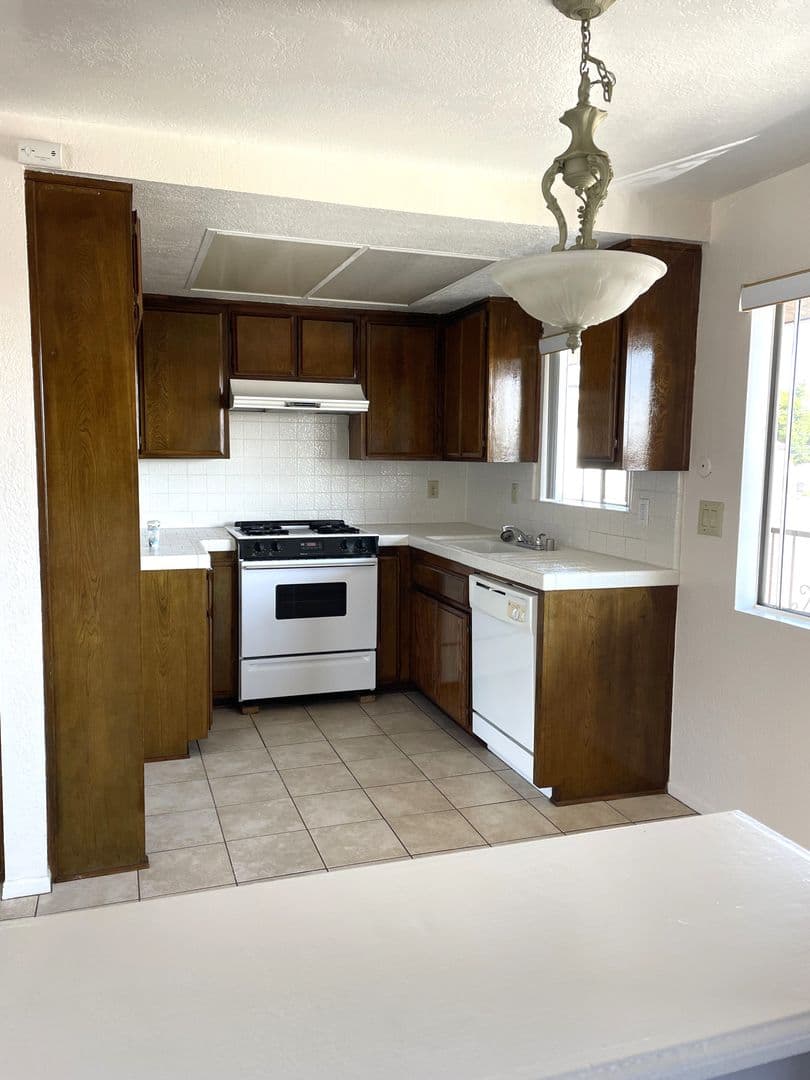 San Pedro Apartment: 1042 W. 9th Street