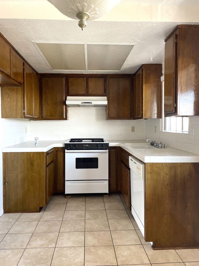 San Pedro Apartment: 1042 W. 9th Street