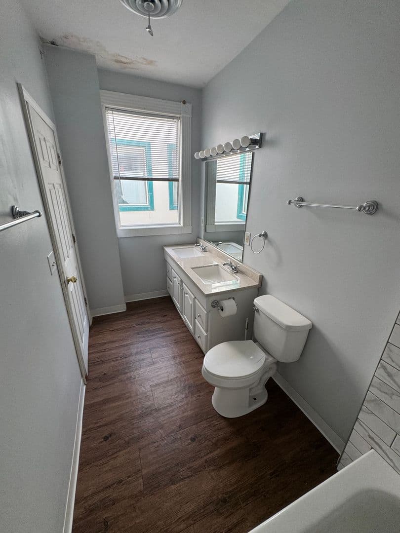 Davenport Apartment: 246 W 3rd St
