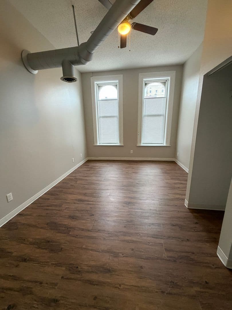 Davenport Apartment: 246 W 3rd St