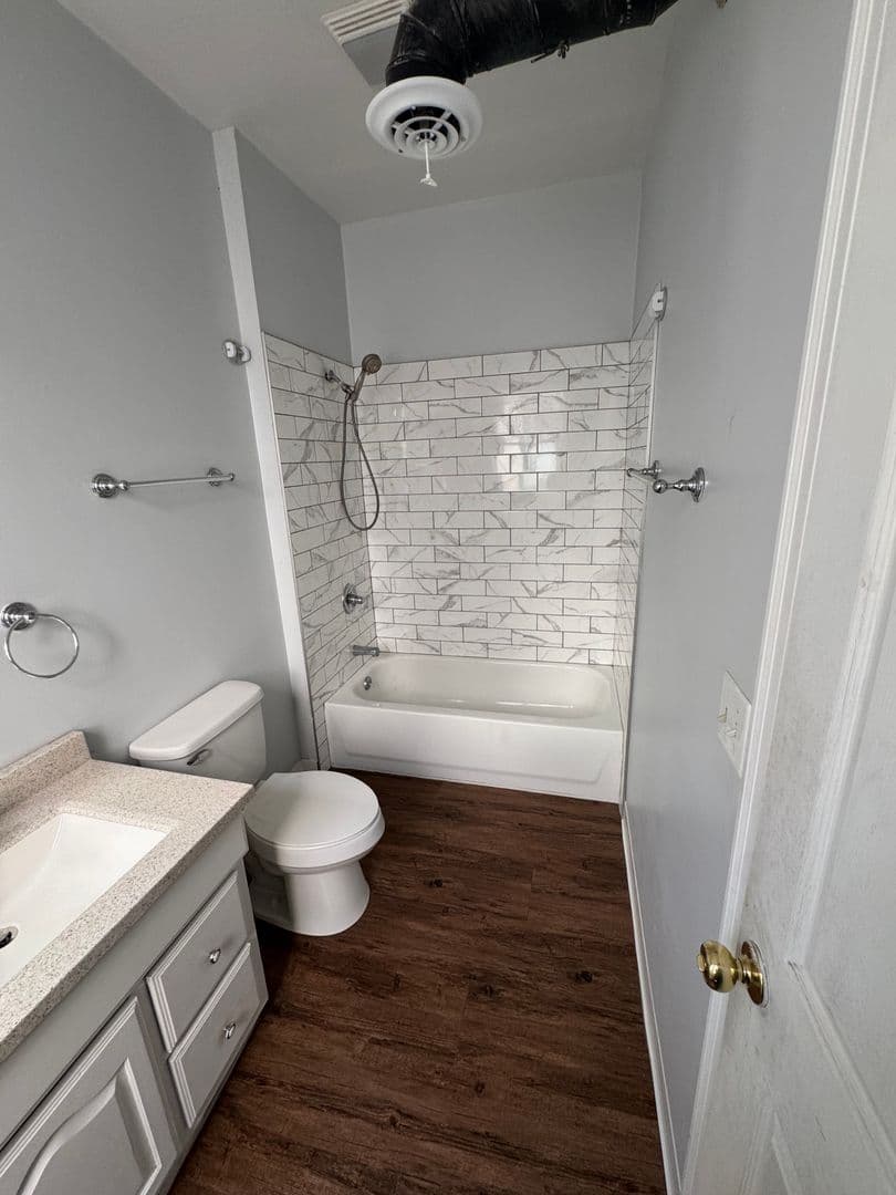 Davenport Apartment: 246 W 3rd St