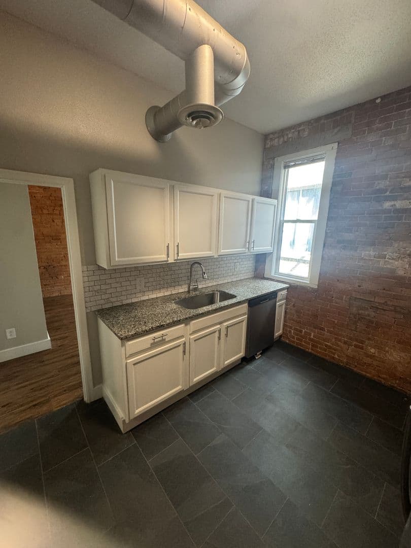 Davenport Apartment: 246 W 3rd St
