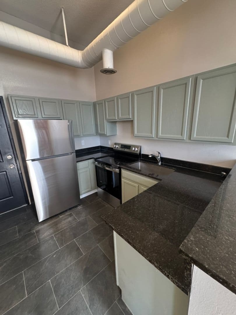 Davenport Apartment: 246 W 3rd St