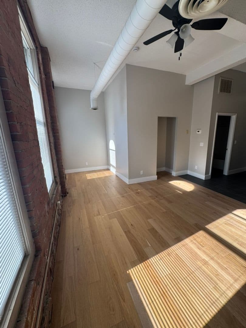 Davenport Apartment: 246 W 3rd St