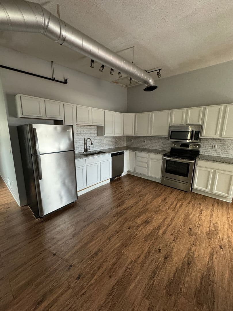 Davenport Apartment: 246 W 3rd St