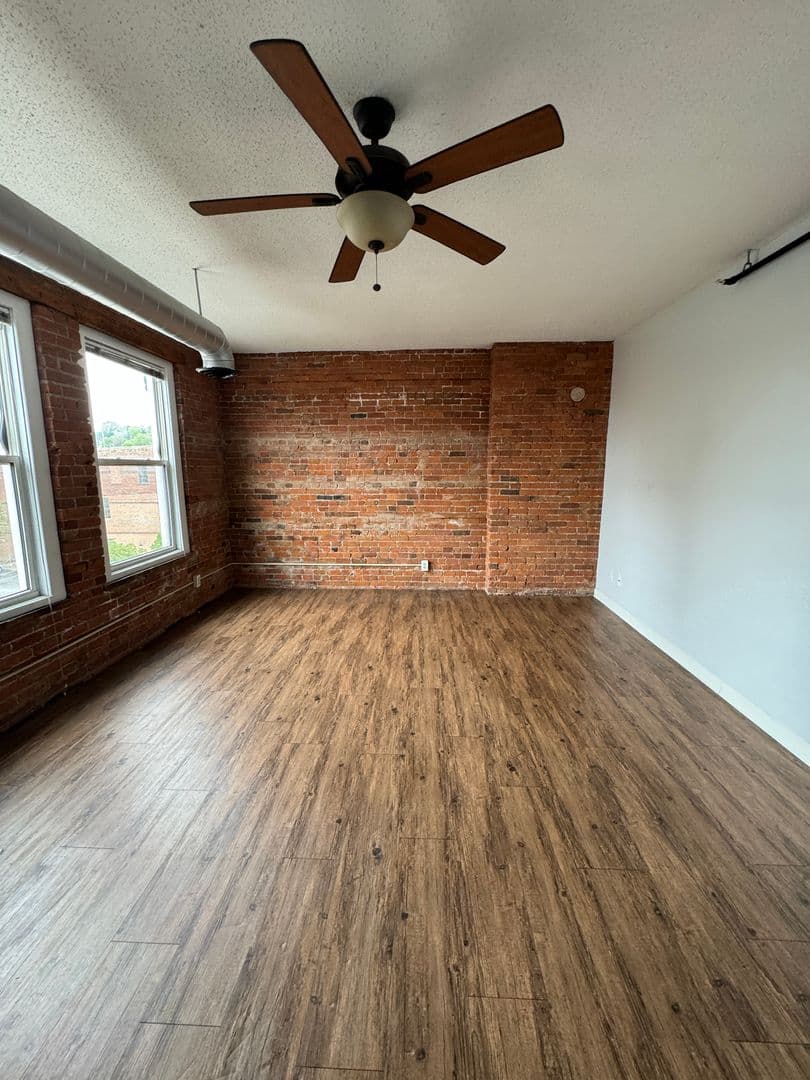 Davenport Apartment: 246 W 3rd St
