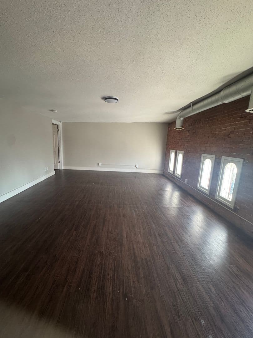 Davenport Apartment: 246 W 3rd St