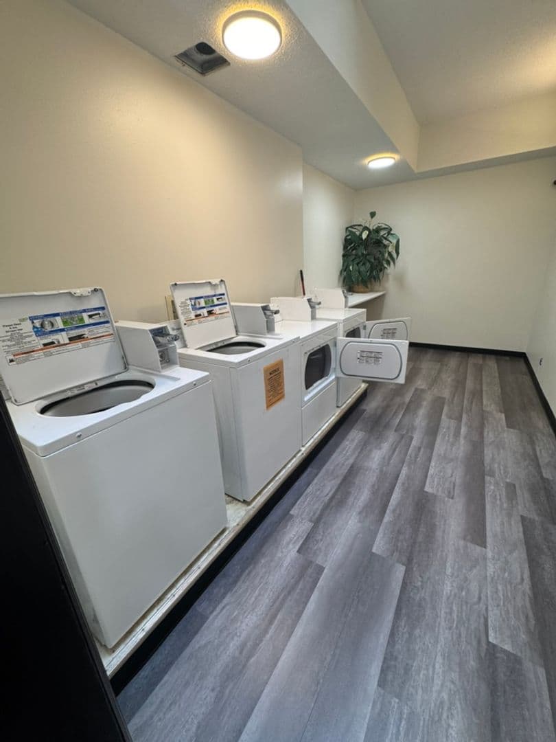 Davenport Apartment: 246 W 3rd St