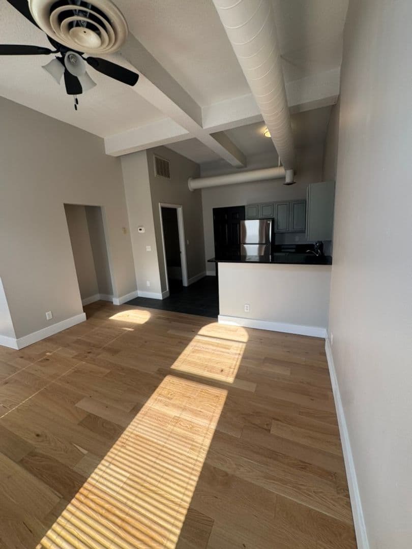 Davenport Apartment: 246 W 3rd St