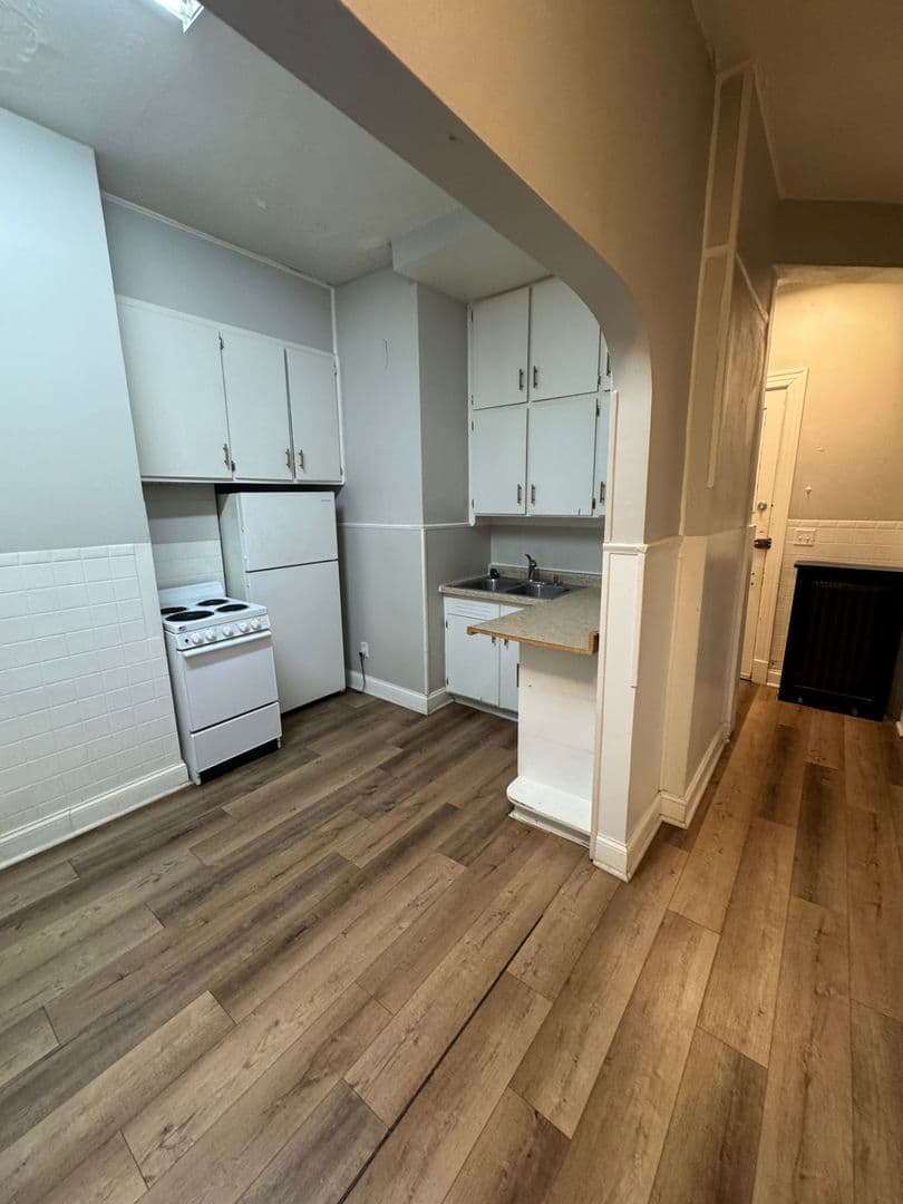 Davenport Apartment: 703 E. 14th St.