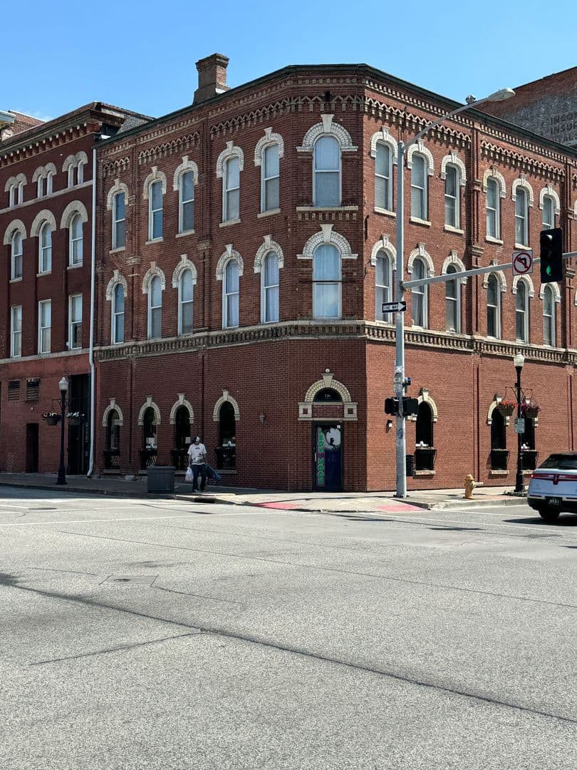 Davenport Apartment: 246 W 3rd St