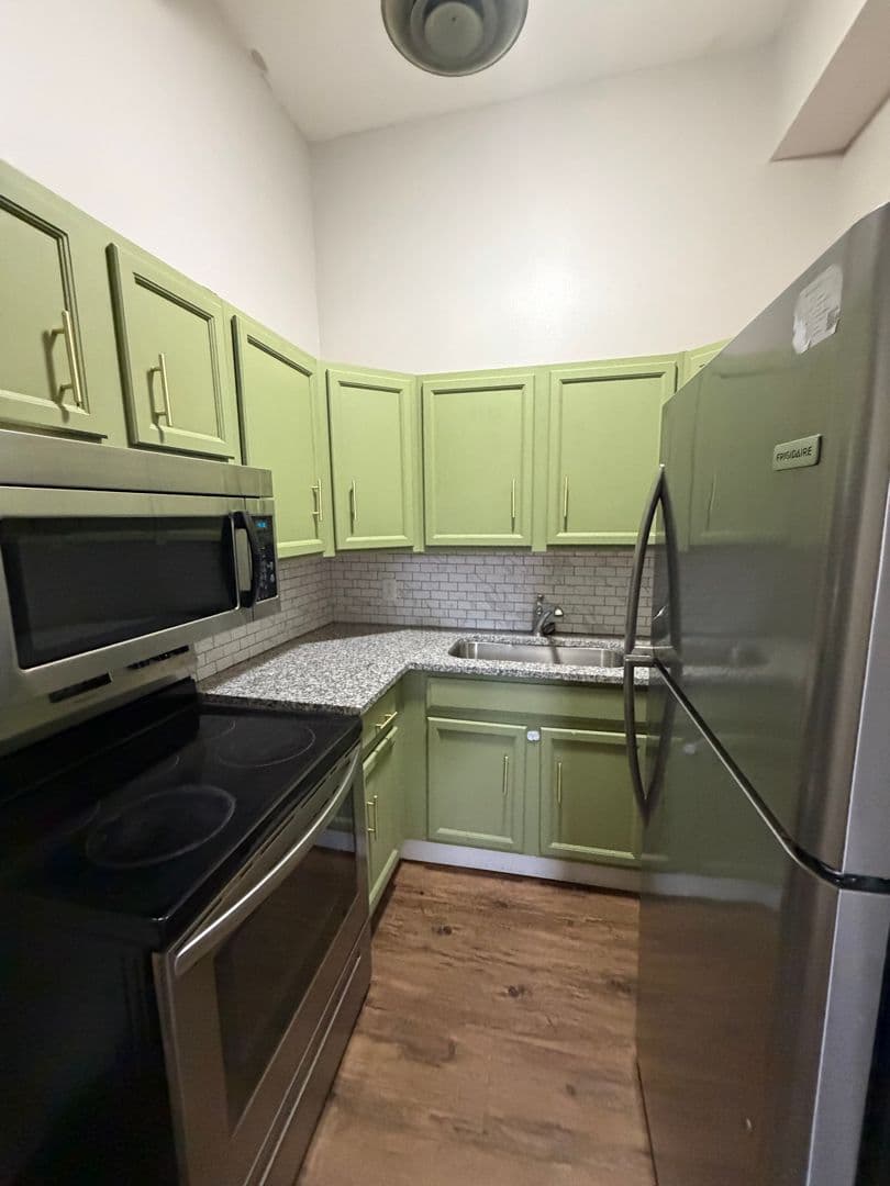 Davenport Apartment: 246 W 3rd St