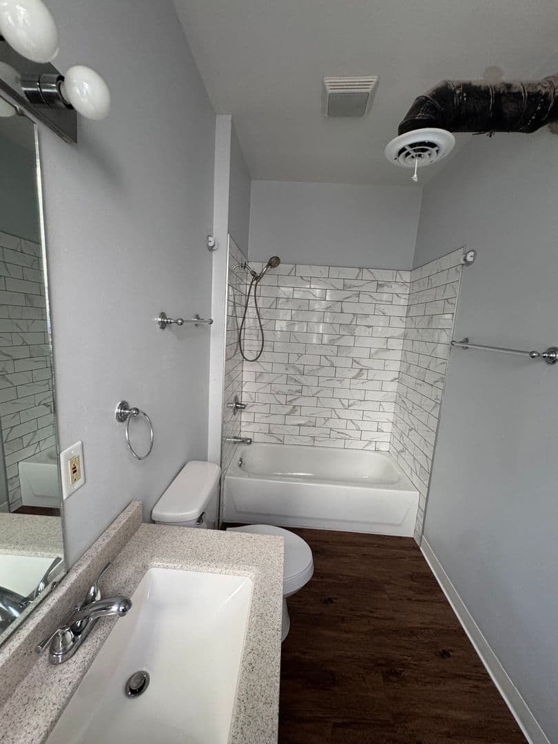 Davenport Apartment: 246 W 3rd St