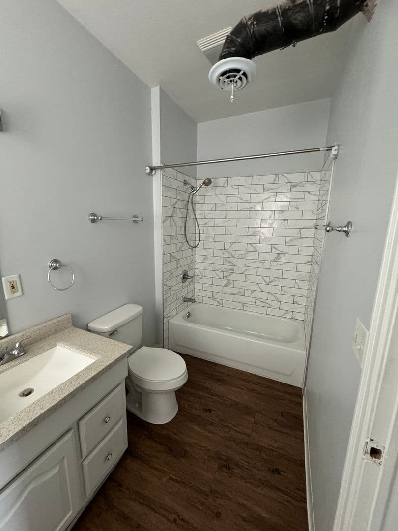 Davenport Apartment: 246 W 3rd St
