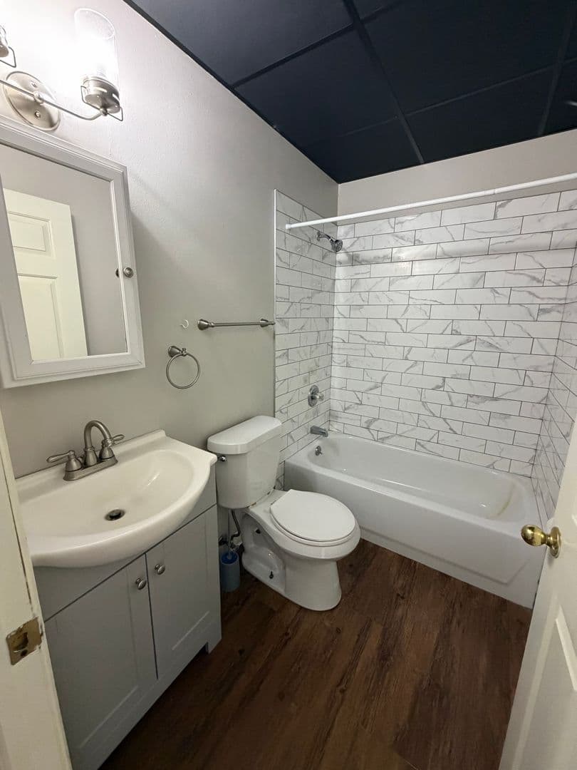 Davenport Apartment: 246 W 3rd St