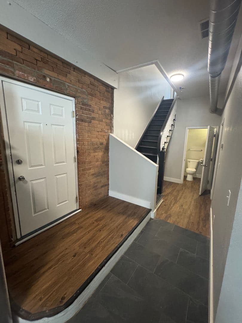 Davenport Apartment: 246 W 3rd St