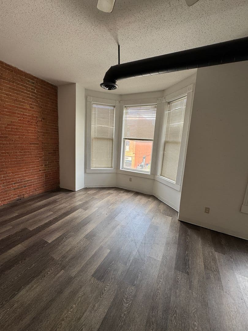 Davenport Apartment: 246 W 3rd St