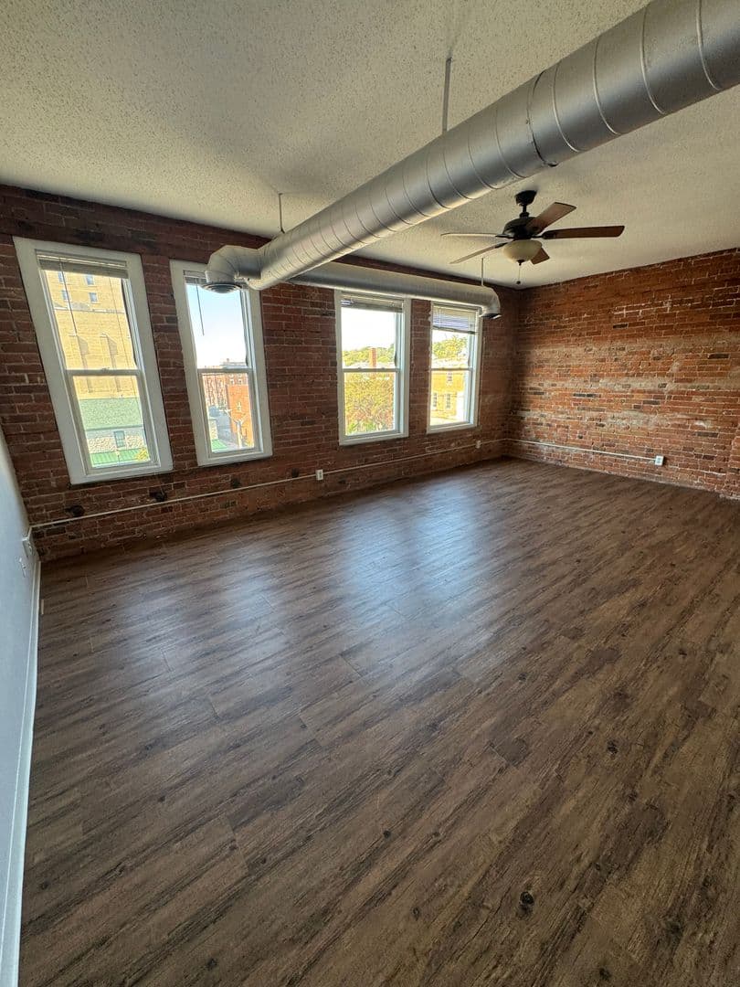 Davenport Apartment: 246 W 3rd St