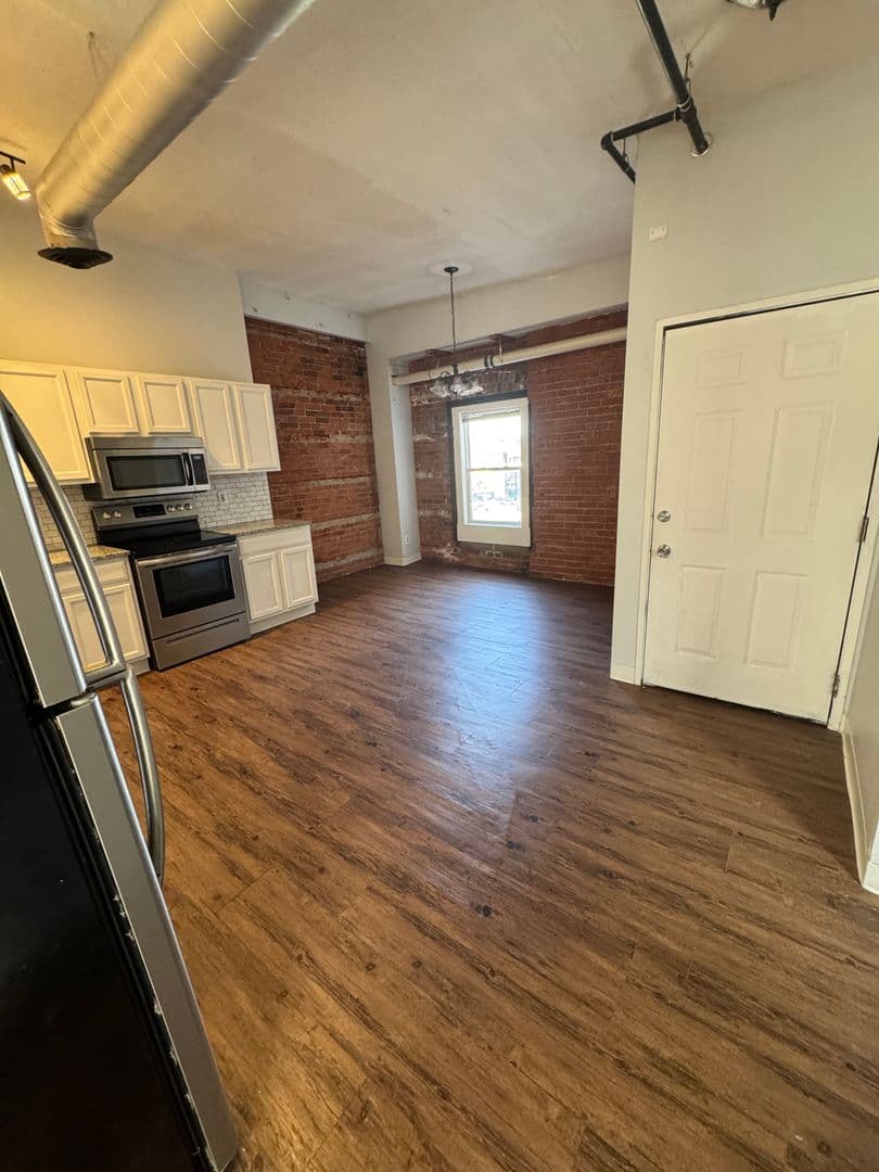 Davenport Apartment: 246 W 3rd St