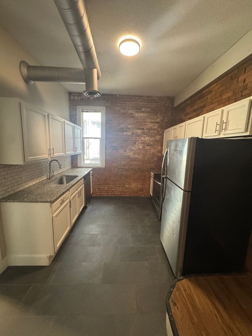 Davenport Apartment: 246 W 3rd St