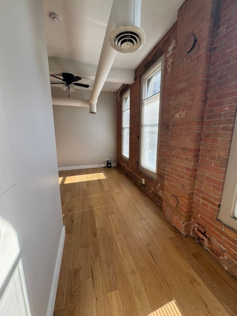 Davenport Apartment: 246 W 3rd St
