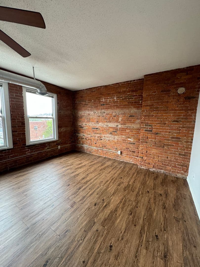 Davenport Apartment: 246 W 3rd St