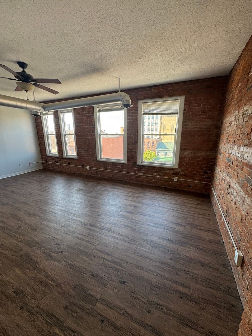 Davenport Apartment: 246 W 3rd St