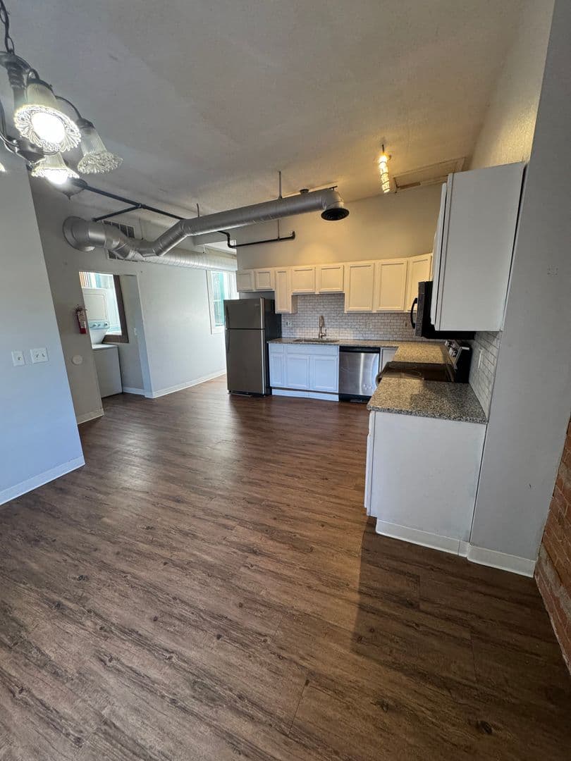 Davenport Apartment: 246 W 3rd St