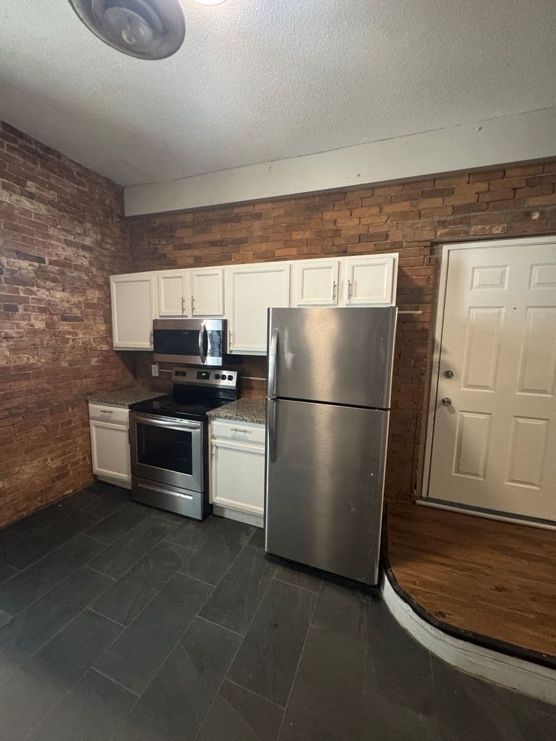 Davenport Apartment: 246 W 3rd St