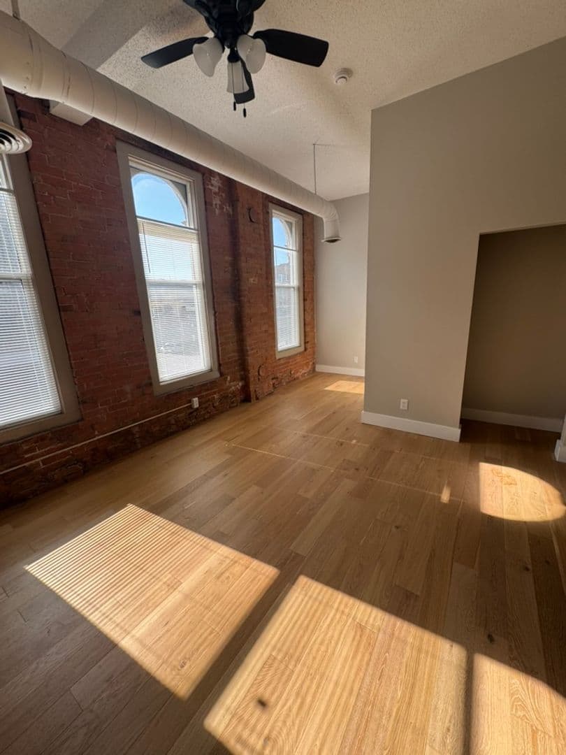 Davenport Apartment: 246 W 3rd St