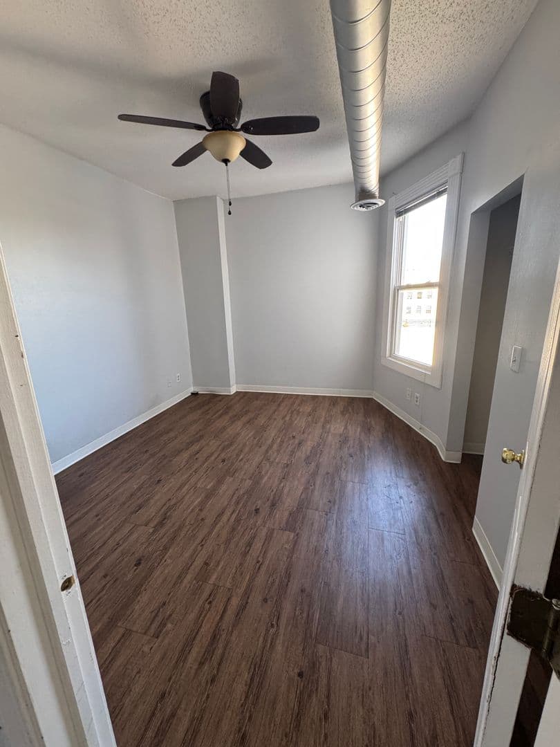 Davenport Apartment: 246 W 3rd St