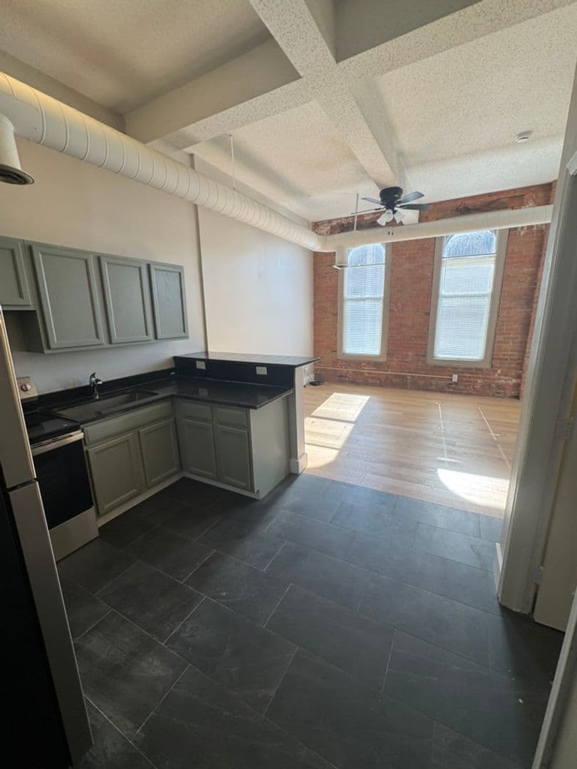 Davenport Apartment: 246 W 3rd St