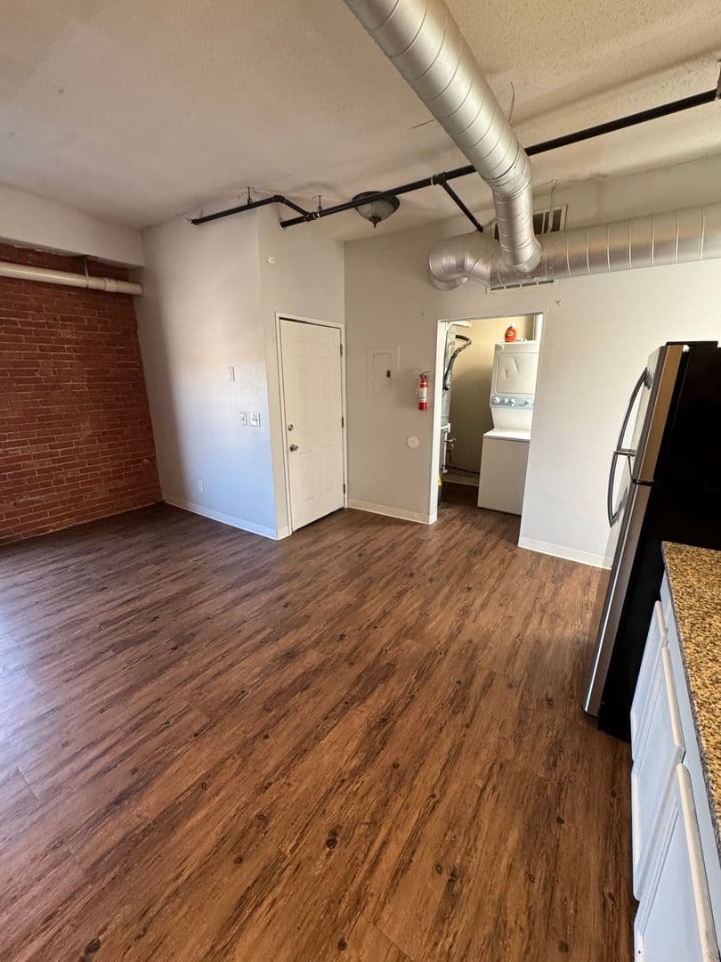 Davenport Apartment: 246 W 3rd St