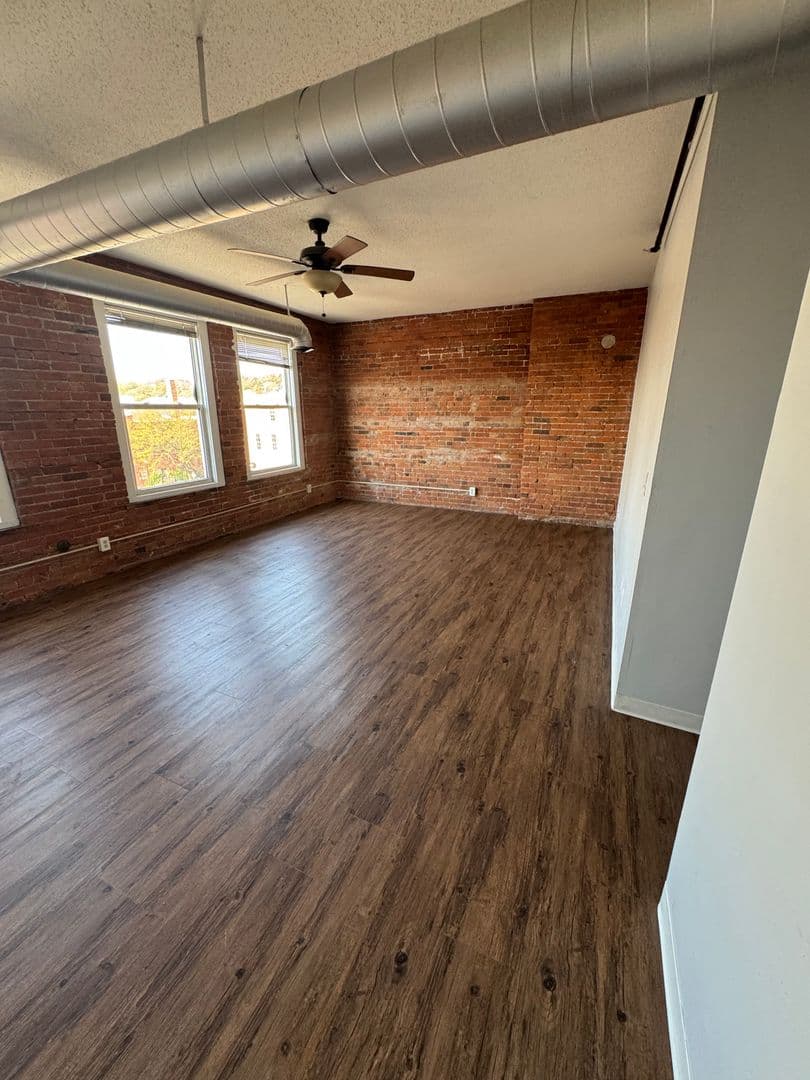 Davenport Apartment: 246 W 3rd St