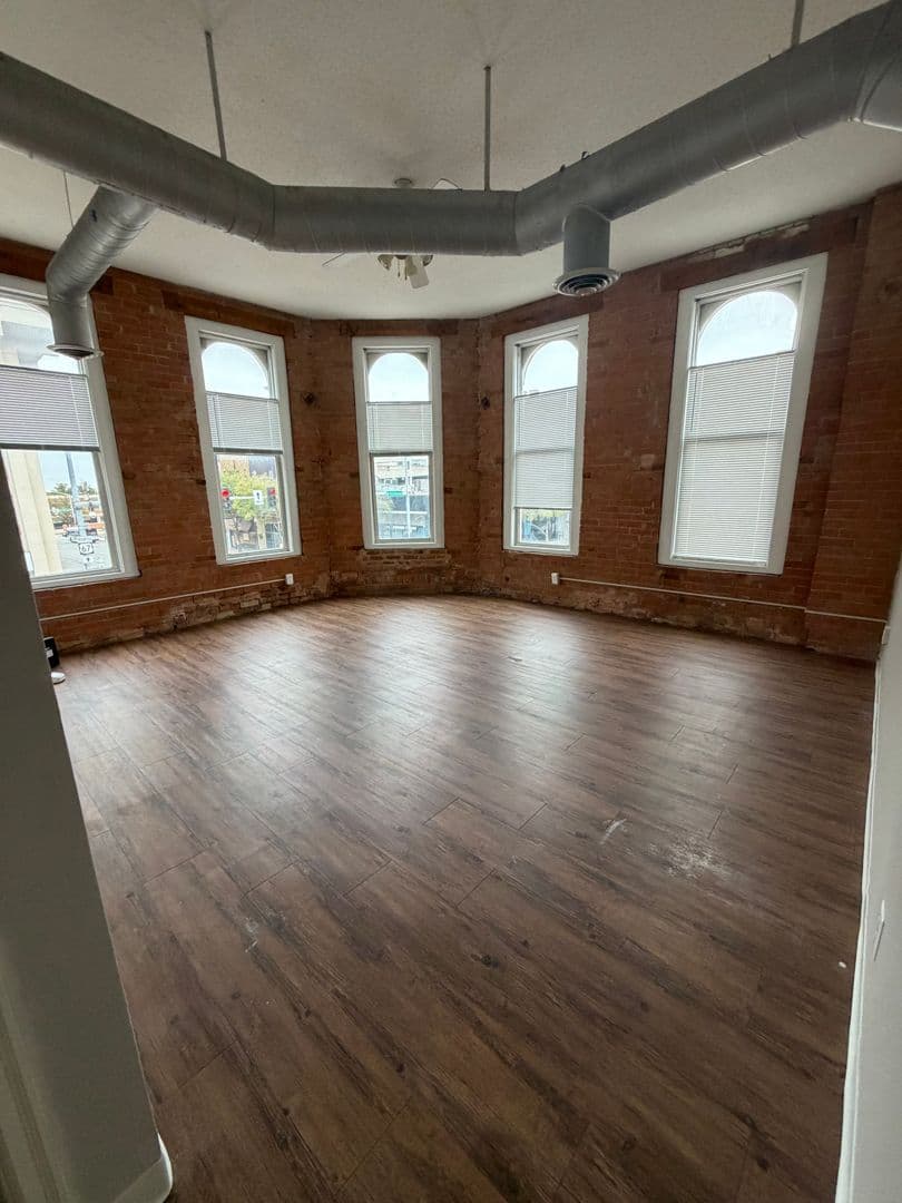 Davenport Apartment: 246 W 3rd St