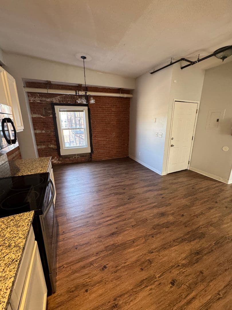 Davenport Apartment: 246 W 3rd St