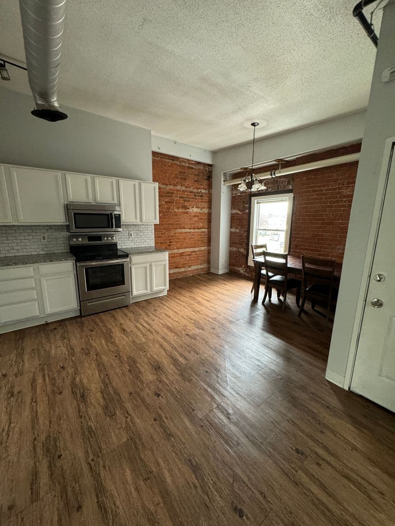 Davenport Apartment: 246 W 3rd St