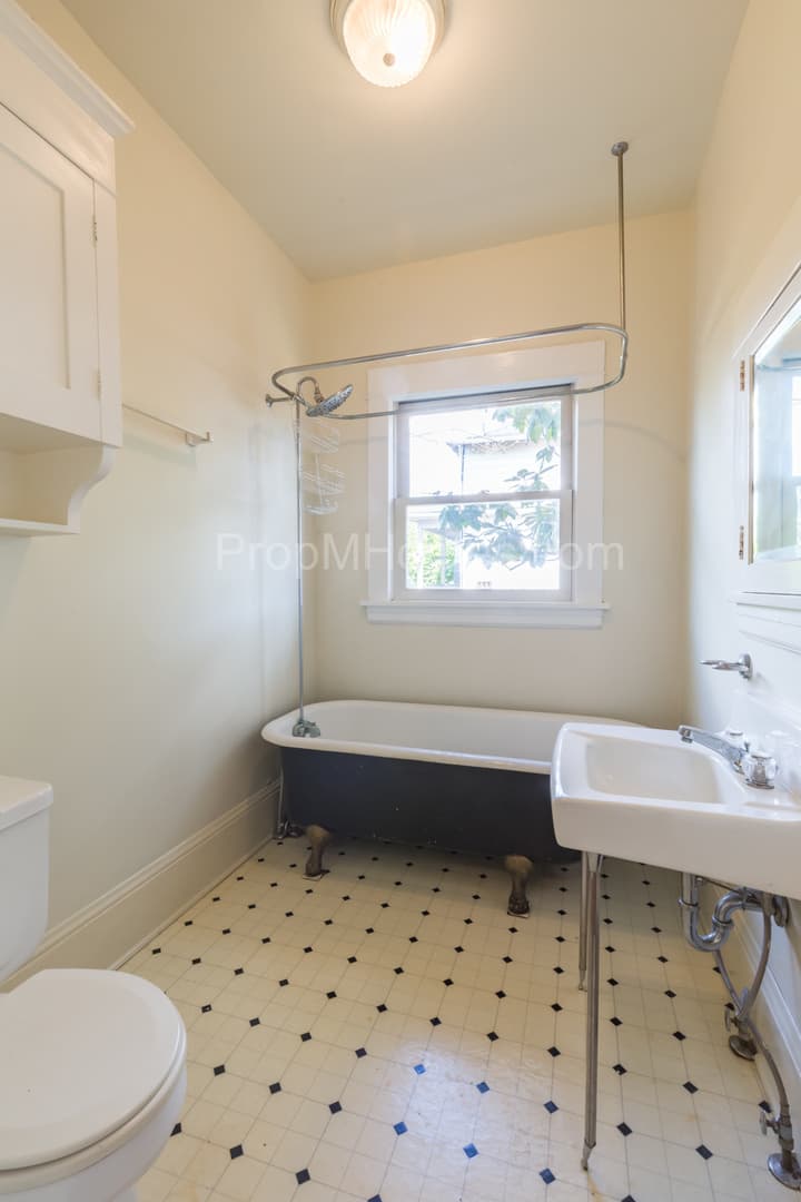 Portland House: 1027 SE 42nd Avenue