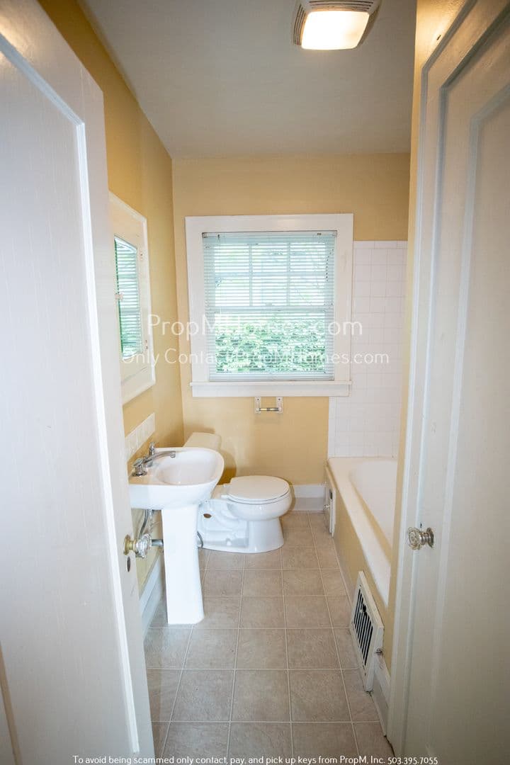 Portland Apartment: 3406 SE 28th Place