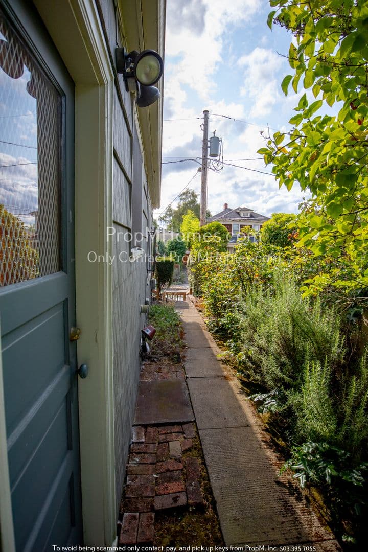 Portland Apartment: 3406 SE 28th Place