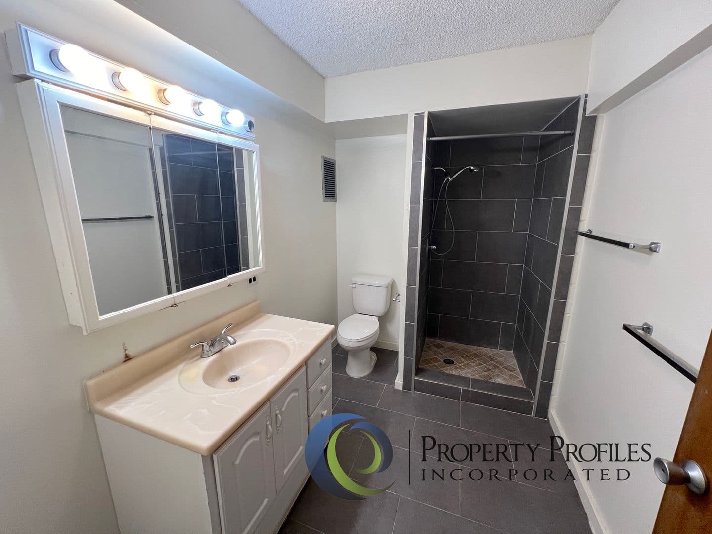 Honolulu Condo: 1550 Wilder Ave. #B401