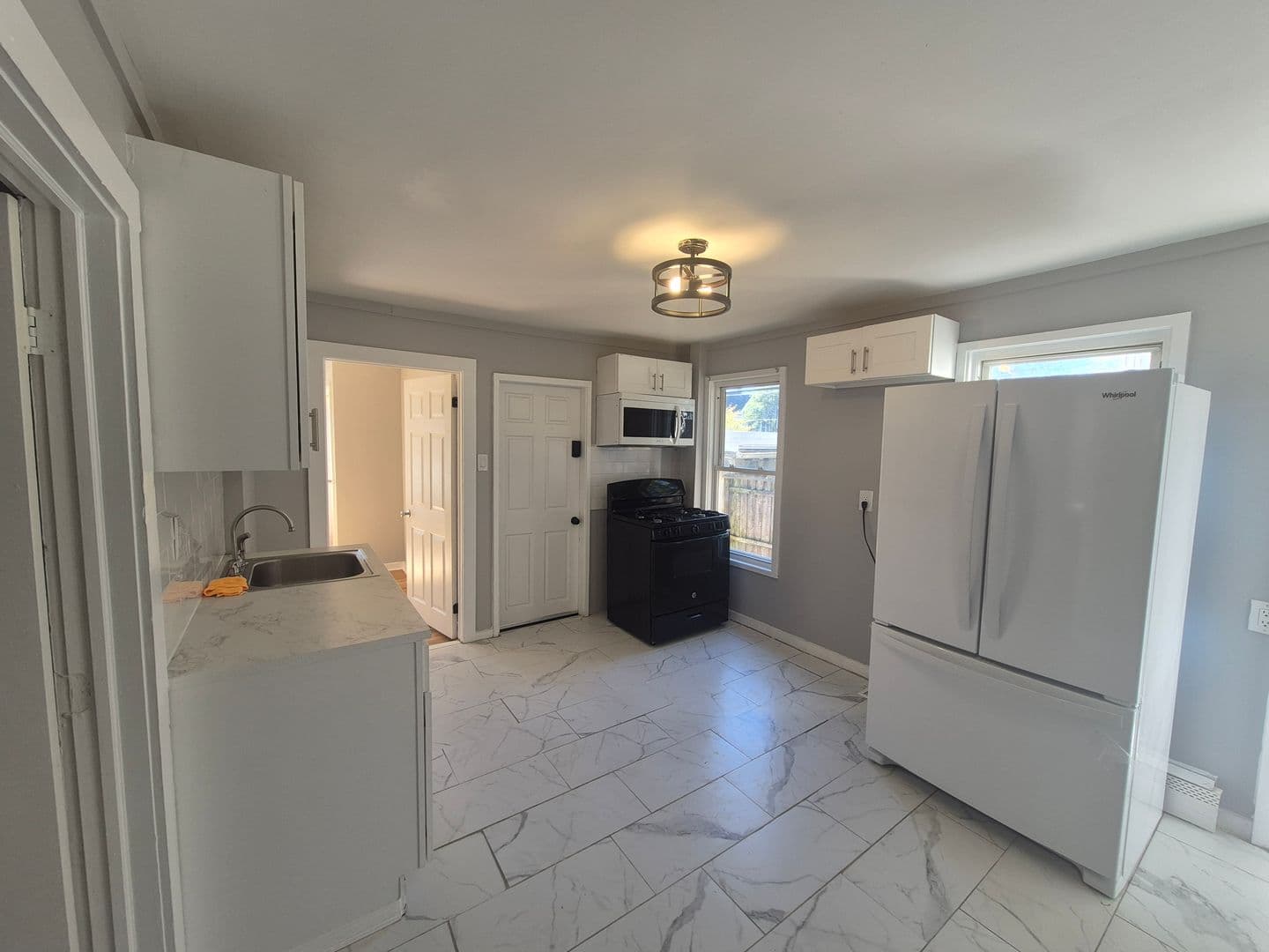New Haven Apartment: 35 SALTONSTALL AVE