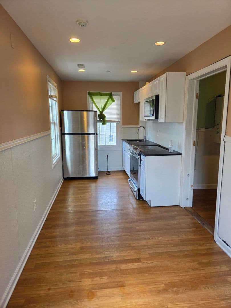 Danbury Apartment: 79 West St.